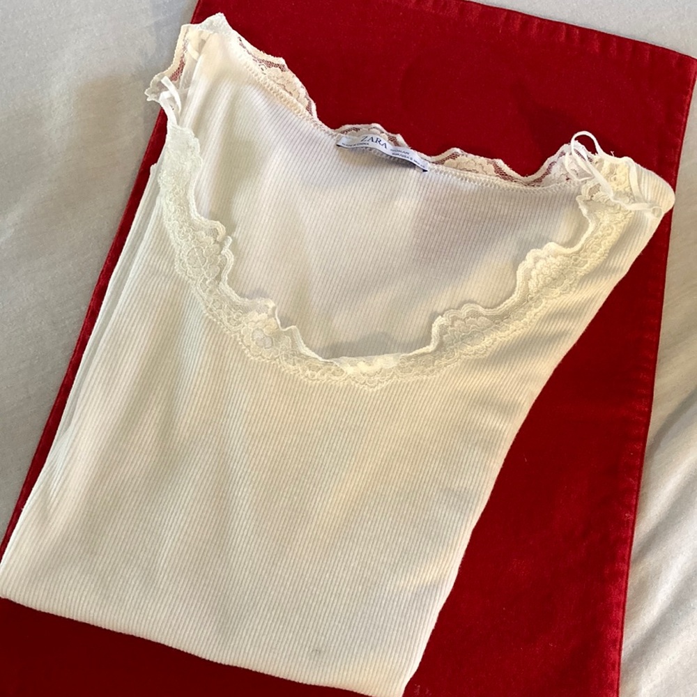 Tee with lace good condition